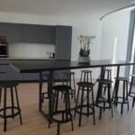 Küche mit Stehtisch